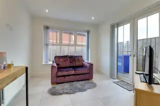 17 Lynn Hall GroveImage 13