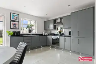 10 Castle MeadowsImage 8