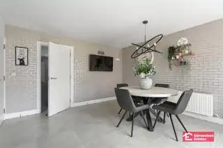 10 Castle MeadowsImage 11