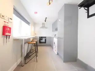 Room 4, 93 Bloomfield AvenueImage 4