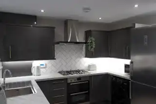 Room 5, 42 Grace AvenueImage 9