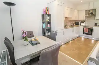 Apt 3, 6 Loughan HallImage 7