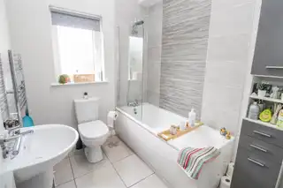 Apt 3, 6 Loughan HallImage 13